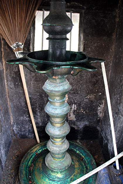 Index of /photos/SriLanka/Mulkirigala Rock Temple